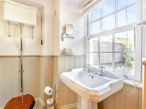 baño con lavabo, ventana y aseo en Beverley House - Uk43519, en Thornton Dale