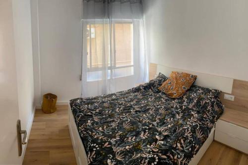 1 dormitorio con cama y ventana en Apartamento Playa Levante, en Santa Pola