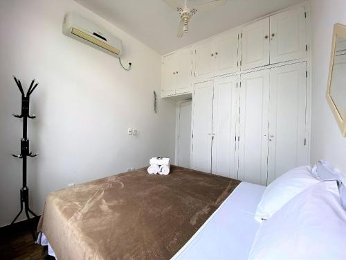 - une chambre avec un lit et 2 serviettes dans l'établissement AD12 - Apto a 4 min da praia - vista pro Cristo, à Rio de Janeiro