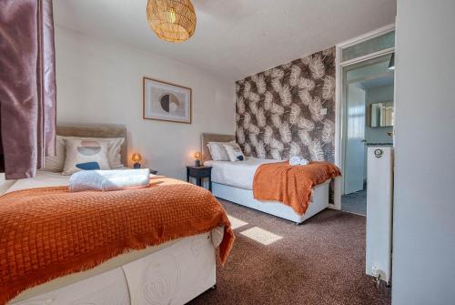 En eller flere senge i et værelse på CAPRI 13 SA - Cosy 2 bed house, Close to M1 & Loughborough University, Free WIFI, Free PARKING, - Ask for contractor rates!
