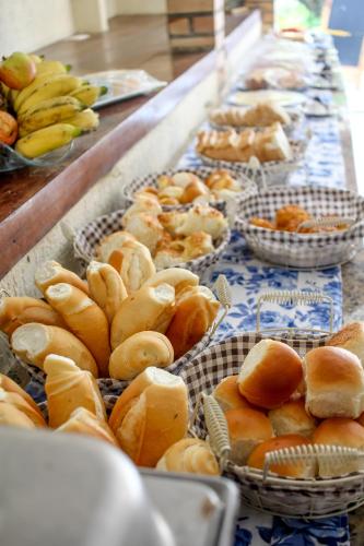 ein Buffet mit vielen verschiedenen Brotsorten in der Unterkunft Pousada Kairos & Spa em Búzios in Búzios