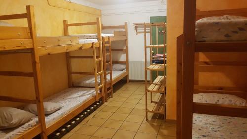 La Coma i la PedraにあるAlberg Refugi Bagesのホステル内の複数の二段ベッドが備わる客室です。