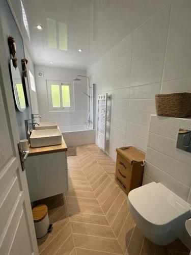 La salle de bains est pourvue de 2 lavabos et de toilettes. dans l'établissement Villa entièrement rénovée avec piscine en plein coeur de Bastia - Corse, à Bastia