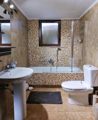 Ένα μπάνιο στο Athevillas Chrysoula