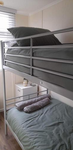 ein paar Etagenbetten in einem Zimmer in der Unterkunft Once Upon a Tide - Bridlington Chalet in Bessingby