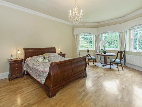 um quarto com uma cama, uma mesa e cadeiras em Lumsdale House em Matlock