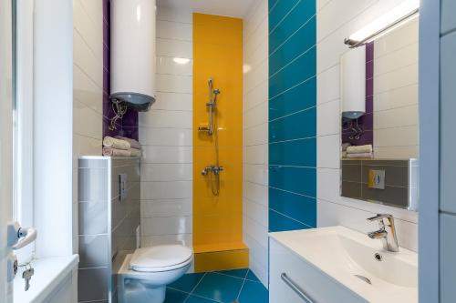 een badkamer met een toilet en een wastafel bij ПАЦО in Boergas