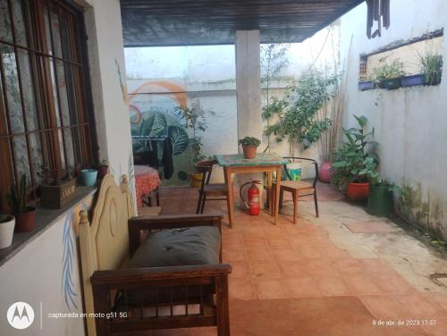 un patio con sillas y una mesa en una habitación en Casa al fondo en Mar del Plata