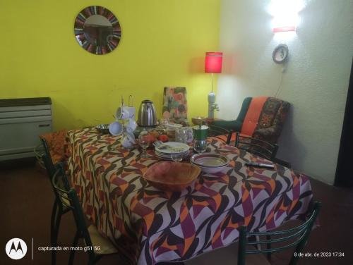 una mesa de comedor con un plato de comida. en Casa al fondo en Mar del Plata