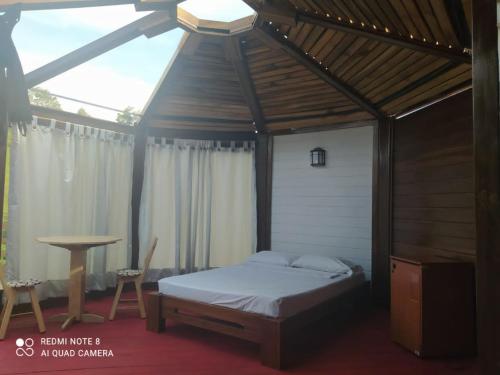 - une chambre avec un lit, une table et une fenêtre dans l'établissement Reserva Natural Cascadas de Padilla, à Lérida