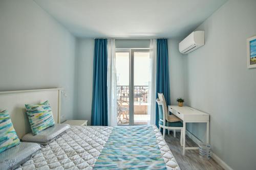 1 dormitorio con cama, escritorio y ventana en Chaika 203 en Varna
