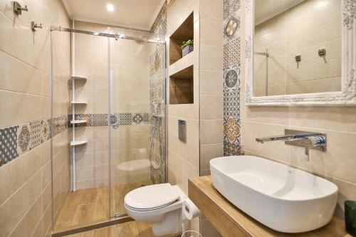 y baño con lavabo, aseo y espejo. en Chaika 203 en Varna