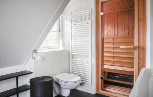 baño con aseo y escalera con ventana en Beautiful Home In Hoge Hexel With Kitchen, en Hoge-Hexel