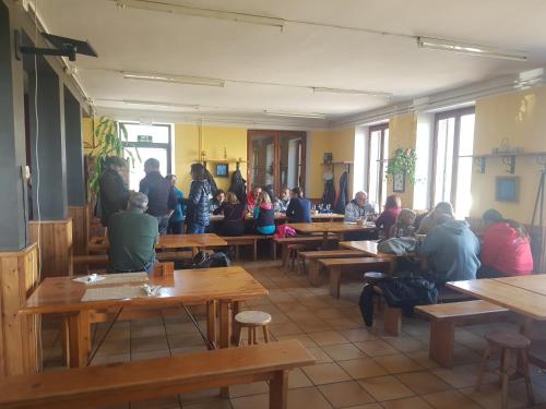 um grupo de pessoas sentadas em mesas em um restaurante em Alberg Refugi Bages em La Coma i la Pedra