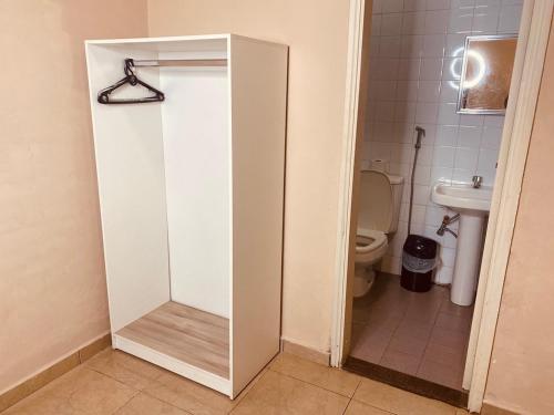 a bathroom with a toilet and a glass door at Turis Hotel in Ciudad del Este