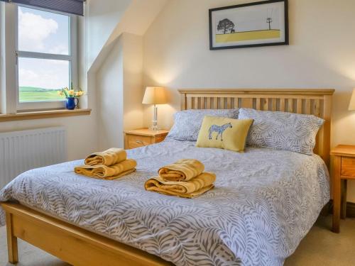 uma cama com duas toalhas em cima em Knockinaam House em Colfin