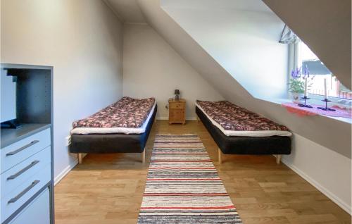 2 łóżka w pokoju ze schodami w obiekcie 3 Bedroom Lovely Home In Simlngsdalen w mieście Simlångsdalen