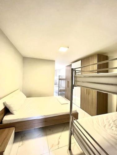 1 dormitorio con 2 literas en una habitación en Sliema Apartment in balluta bay, en Sliema