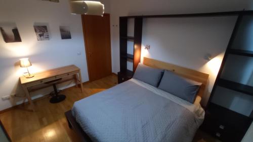 A bed or beds in a room at Bilocale tra città e colline.