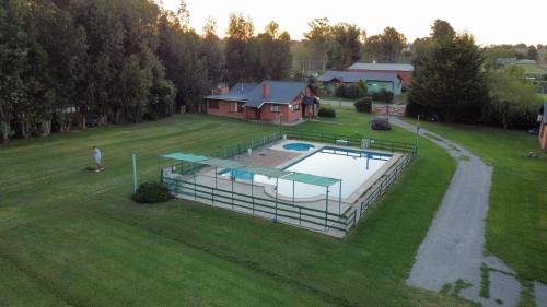 una vista aérea de una casa con piscina en Aldea Serrana en Tandil
