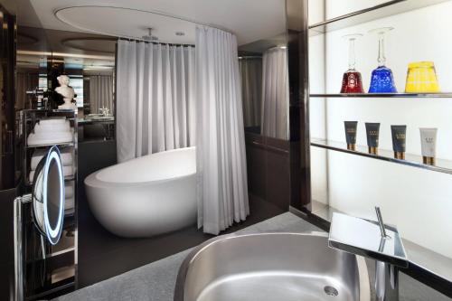 SLS Hotel, a Luxury Collection Hotel, Beverly Hills Image