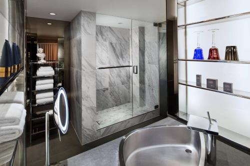 uma casa de banho com um lavatório e um chuveiro em SLS Hotel, a Luxury Collection Hotel, Beverly Hills em Los Angeles