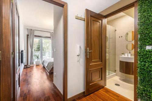 Et badeværelse på Modern Private Suite with Balcony & Bathroom - King and Queen Beds