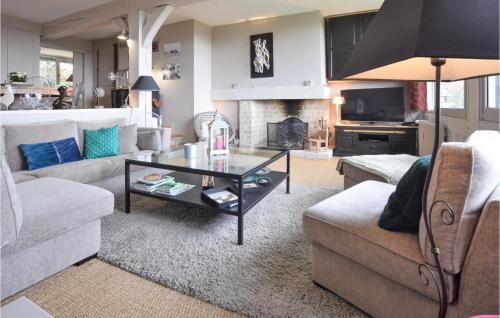 un salon avec un canapé et une table dans l'établissement Cozy Apartment In Tourgéville With Wifi, à Tourgéville