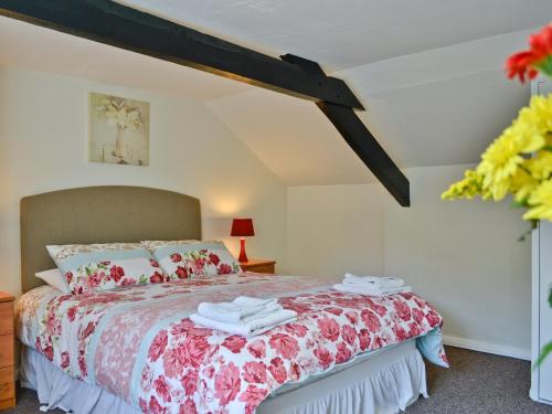 1 dormitorio con 1 cama con 2 toallas en The Lodge - 29794 en Swimbridge