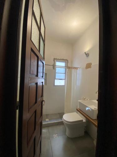 a bathroom with a toilet and a sink at Youki Haus Hostel in Montevideo