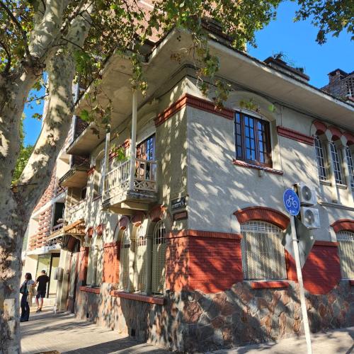 Το κτήριο όπου στεγάζεται  το hostel
