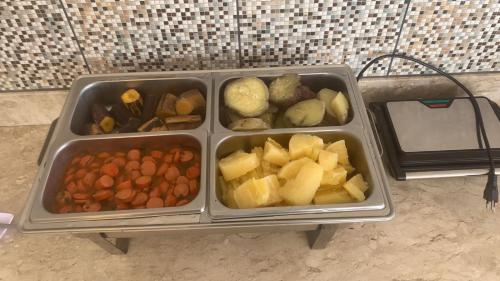 una bandeja llena de diferentes tipos de comida en una mesa en Pousada Ilha de Itacimirim, en Itacimirim