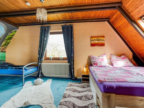 um quarto com uma cama e uma janela num quarto em Cozy holiday apartment with balcony near the lake em Plön