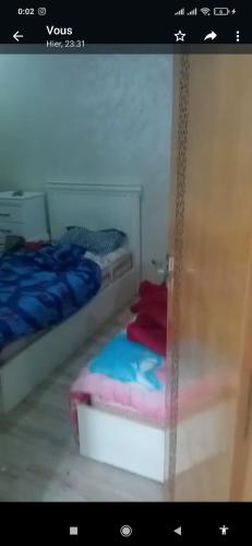 een kamer met een bed en een raam met handdoeken bij باهيه بيتش بشاطئ بوزينقه in Bouznika
