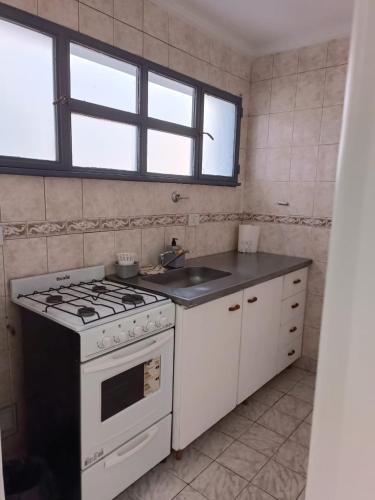 Kuchyňa alebo kuchynka v ubytovaní Hermoso departamento en Rio Gallegos