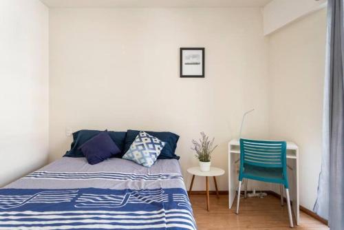 - une chambre avec un lit et une chaise bleue dans l'établissement Habitación con baño privado, à Mexico