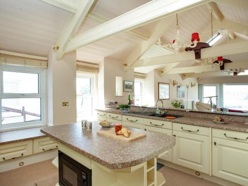 托基的住宿－Riviera View，一个带白色橱柜和大岛的大厨房