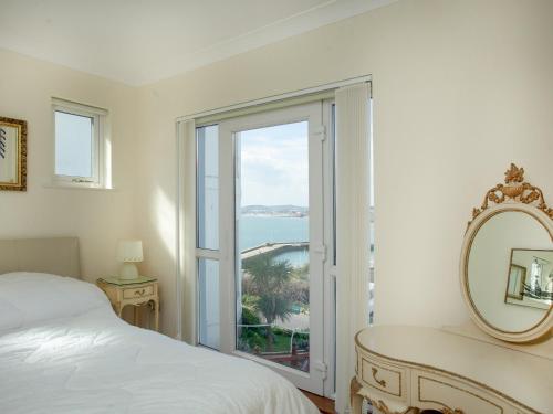 托基的住宿－Riviera View，一间卧室设有大窗户和镜子