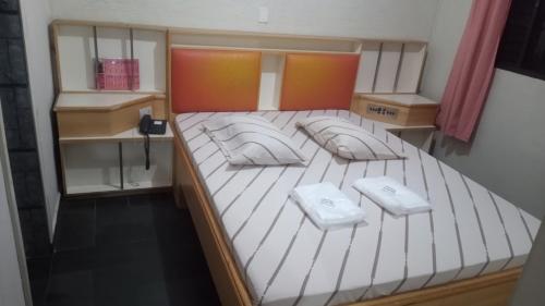 Un modelo de cama con dos almohadas. en Hotel Malibu (ADULT ONLY) en São Paulo