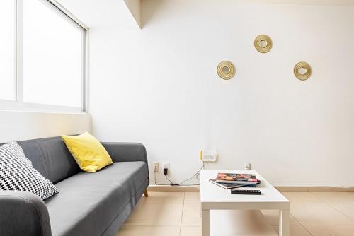 ein Wohnzimmer mit einem Sofa und einem Tisch in der Unterkunft Departamento amplio en Ciudad de Mexico in Mexiko-Stadt
