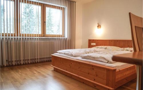 ニーデラウにあるGorgeous Apartment In Niederau With Ethernet Internetのベッドルーム1室(ベッド1台、窓2つ付)