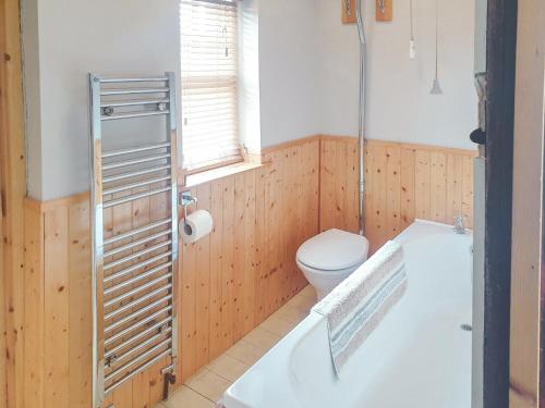uma casa de banho com um WC e uma banheira em Ship Shape em Woodhorn