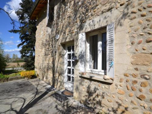 ein Fenster eines Steingebäudes mit einer Steinmauer in der Unterkunft Cosy house with private pool near Valence in Alixan