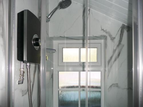 eine Dusche im Bad mit Fenster in der Unterkunft Cropple Howe in Threlkeld