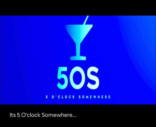 ポート・マッコリーにある5 OClock Somewhere 6BR sleeps 18 with Kids Retreatの青い背景のマティーニグラスの看板