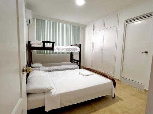 - une chambre avec 2 lits superposés et un placard dans l'établissement APARTAMENTO AMOBLADO BOCAGRANDE Cartagena, à Carthagène des Indes