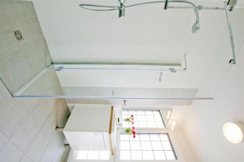 - une salle de bains avec 2 fenêtres dans l'établissement Residhome Paris Gare de Lyon - Jacqueline de Romilly, à Paris