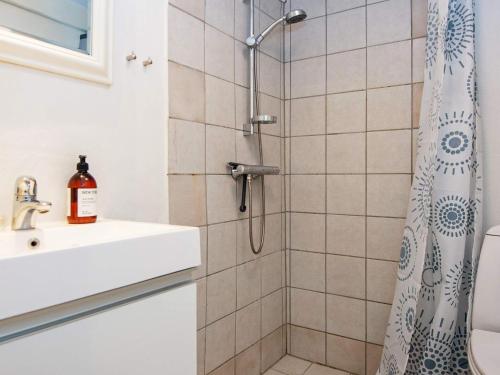 uma casa de banho com um chuveiro e um lavatório. em Holiday home Tønder IV em Toender