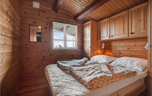 um quarto com uma cama numa parede de madeira em Gorgeous Home In Haderslev With Wifi em Haderslev