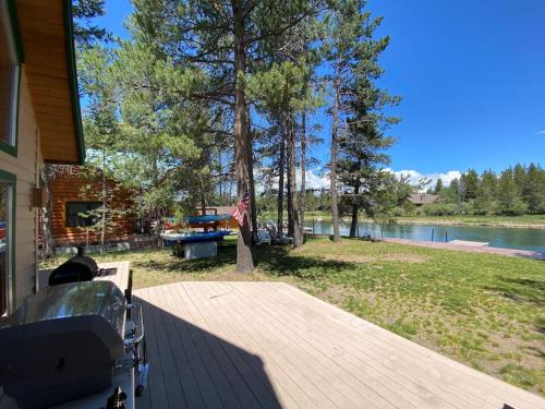 une terrasse couverte d'une maison avec vue sur le lac dans l'établissement Mt. Bachelor & Sun River Get Away, à Bend